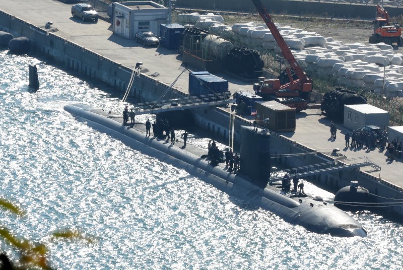 미국 해군의 로스앤젤레스급 핵추진 잠수함인 '컬럼비아'(SSN 771·6900t급)가 지난해 11월 18일 오전 부산 남구 해군작전사령부 부산작전기지에 입항하고 있다. 뉴시스