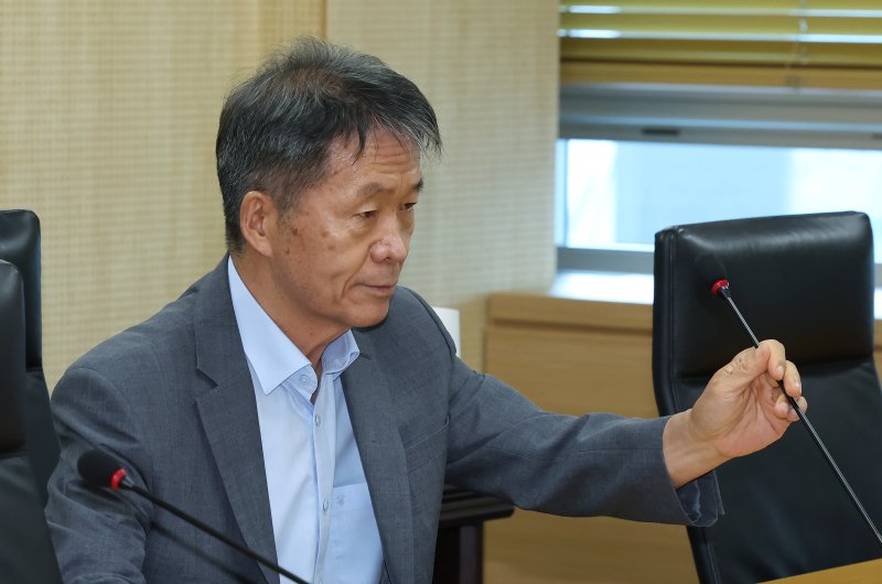 김용원 국가인권위원회 상임위원이 3일 오후 서울 중구 인권위에서 열린 제16차 상임위원회에 참석하고 있다. 이날 상임위에서는 군 인권교육 강화를 위한 제도 개선 권고 수용 보고와 계엄법 일부개정법률안에 대한 의견표명 등이 의결 안건이 상정됐다. 2025.7.3/뉴스1 ⓒ News1 장수영 기자