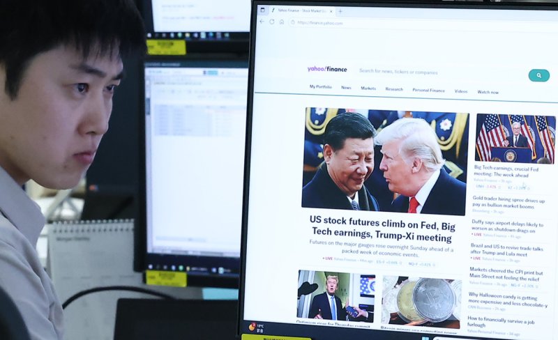 한미 관세협상이 타결되며 코스피가 사상 최고가를 경신한 30일 오전 서울 중구 하나은행 본점 딜링룸 모니터에 시진핑 중국 국가주석과 도널드 트럼프 미국 대통령의 회담 뉴스가 띄워져 있다. 2025.10.30/뉴스1 ⓒ News1 김성진 기자