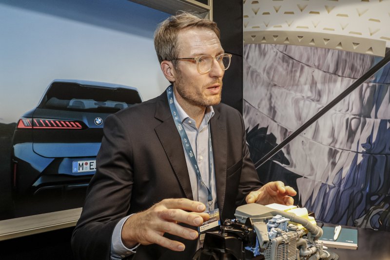 미하엘 라트 BMW그룹 수소차 부문 총괄 부사장이 29일 일본 도쿄 빅 사이트에서 열린 '재팬 모빌리티쇼 2025' BMW 부스에서 한국자동차기자협회 취재진과 인터뷰를 진행하는 모습(공동취재). 2025.10.29.