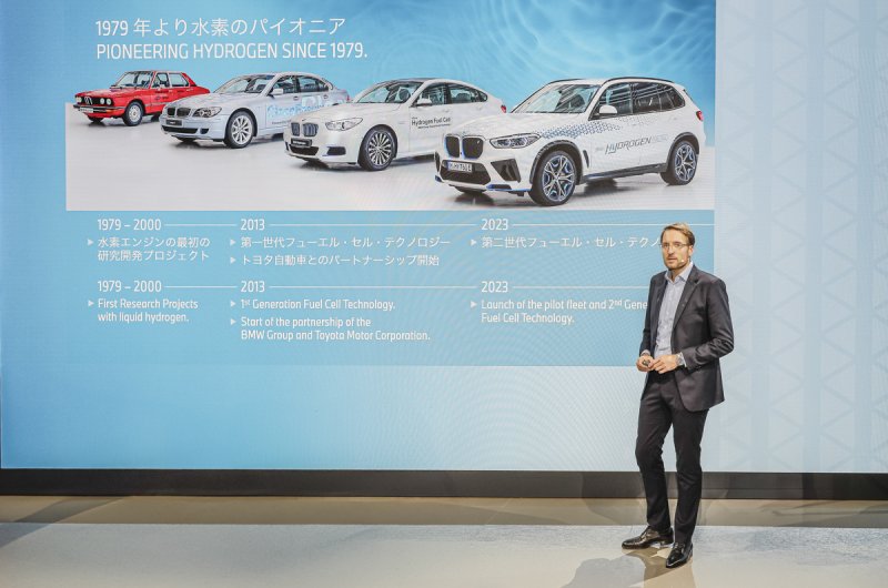 미하엘 라트 BMW그룹 수소차 부문 총괄 부사장이 29일 일본 도쿄 빅 사이트에서 열린 '재팬 모빌리티쇼 2025' BMW 부스에서 한국자동차기자협회 취재진과 인터뷰를 진행하는 모습(공동취재). 2025.10.29.