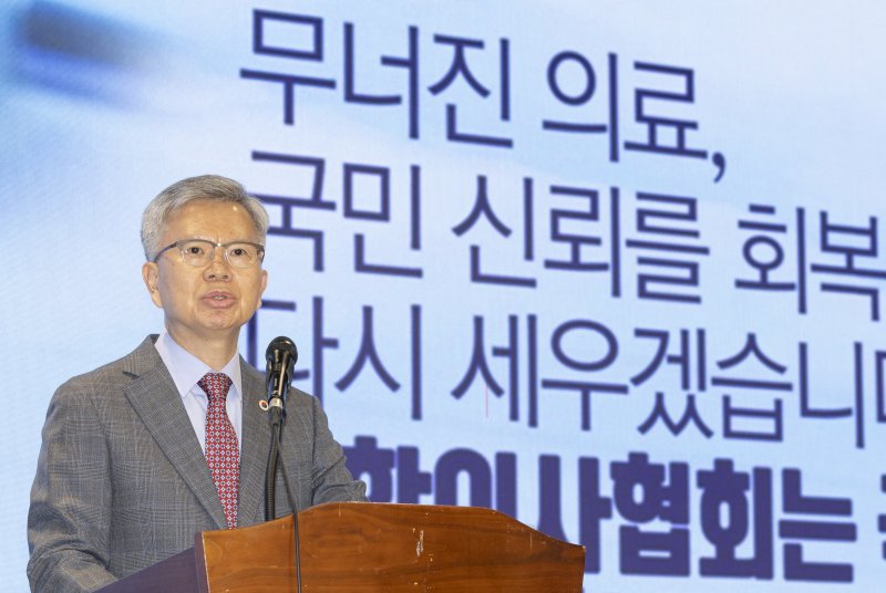 [서울=뉴시스] 김근수 기자 = 서울행정법원 행정14부(부장판사 이상덕)는 30일 김택우 대한의사협회 회장이 보건복지부 장관을 상대로 제기한 의사 면허 정지 처분 소송에서 원고 승소로 판결했다. 사진은 김 회장. 2025.08.28. ks@newsis.com