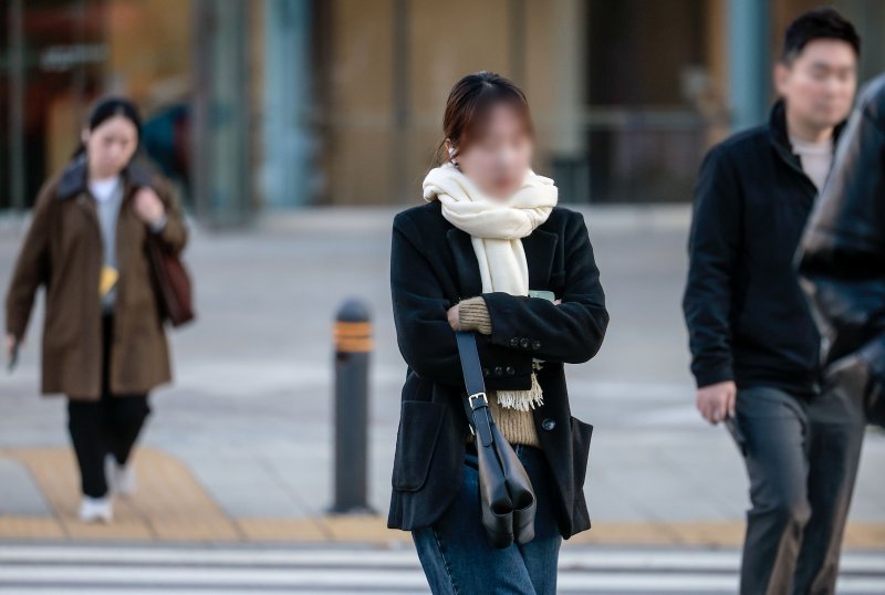 [서울=뉴시스] 정병혁 기자 = 추운 날씨가 이어진 28일 서울 종로구 광화문네거리에서 두꺼운 옷차림을 한 시민들이 몸을 웅크린 채 이동하고 있다. 2025.10.28. jhope@newsis.com