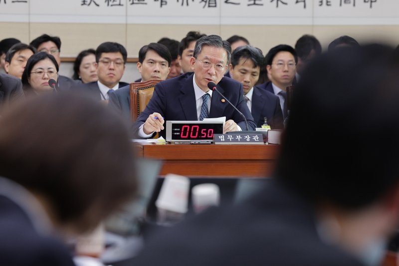 정성호 법무부 장관이 14일 서울 여의도 국회 법제사법위원회에서 열린 법무부 등에 대한 국정감사에서 의원 질의에 답변하고 있다. 2025.10.14/뉴스1 ⓒ News1 신웅수 기자