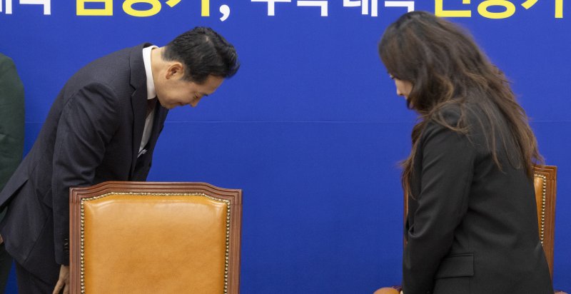 국민의힘 장동혁 대표가 30일 국회에서 12.29 여객기참사 유가족협의회 대표단을 만나 인사하고 있다. 연합뉴스