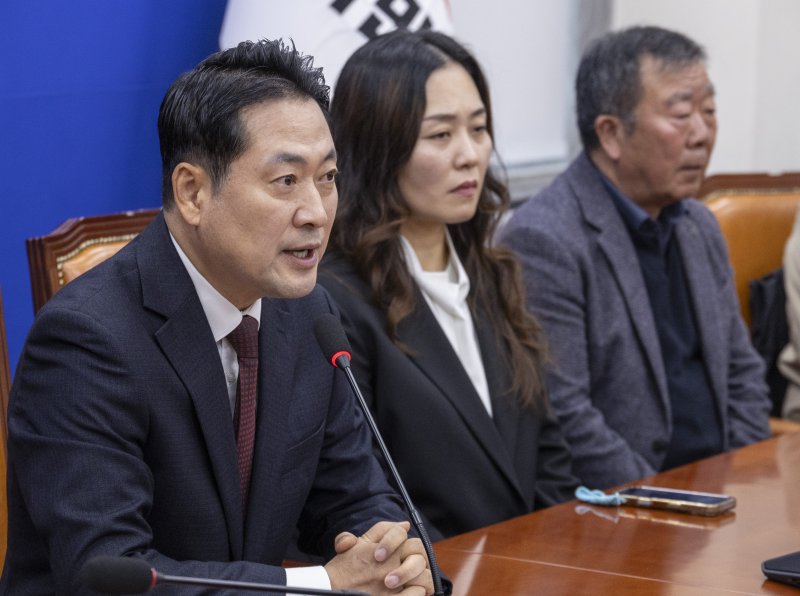 장동혁 국민의힘 대표가 30일 국회에서 12.29 여객기 참사 유가족협의회 대표단을 만나 발언을 하고 있다. 연합뉴스