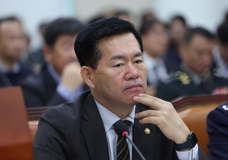 석종건 방위사업청장이 30일 오전 서울 여의도 국회 국방위원회에서 열린 국방부에 대한 종합감사에서 생각에 잠겨 있다. 뉴시스