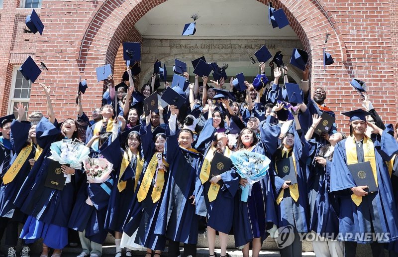 '우리 졸업했어요' (출처=연합뉴스)
