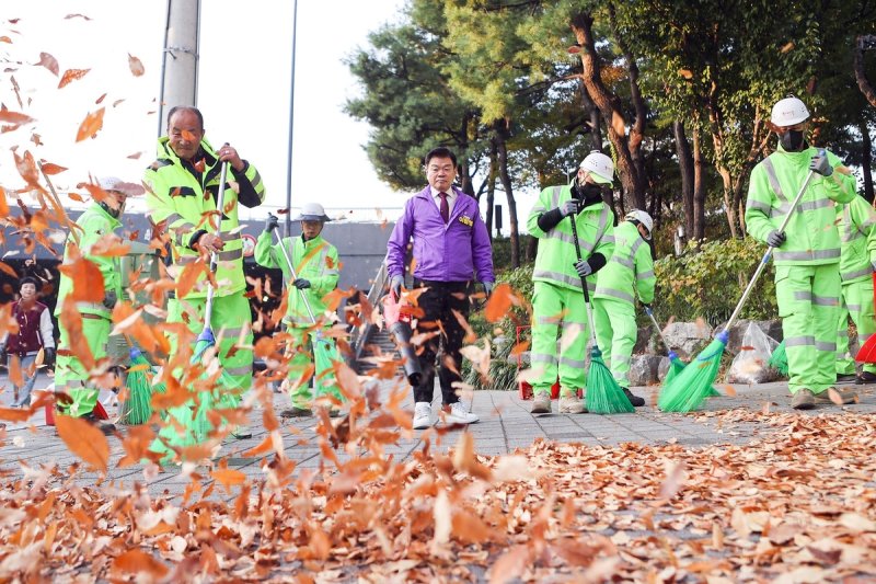 '낙엽 헌터스'…동대문구, 구청장과 함께 낙엽대청소 (출처=연합뉴스)