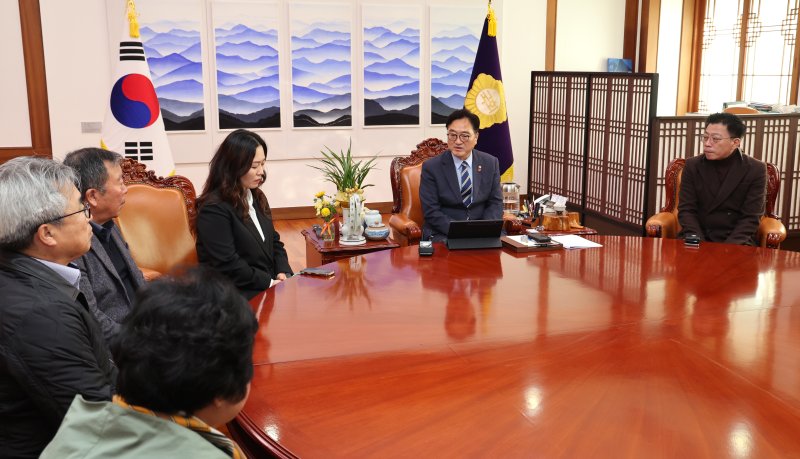 우원식 국회의장이 30일 서울 여의도 국회 의장집무실에서 12.29 여객기 참사 유가족을 만나고 있다. 국회의장실 제공