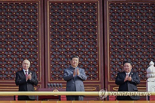 지난달 3일(현지시간) 중국 베이징 톈안먼 망루에서 열병식을 지켜보는 북중러 정상 (출처=연합뉴스)