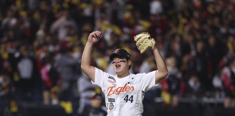 [대전=뉴시스] 김근수 기자 = 29일 대전 중구 한화생명볼파크에서 열린 2025 KBO 한국시리즈 3차전 LG 트윈스와 한화 이글스의 경기에서 한화이글스가 7-3으로 승리를 거두자 한화 마무리 투수 김서현이 포효하고 있다. 2025.10.29. ks@newsis.com