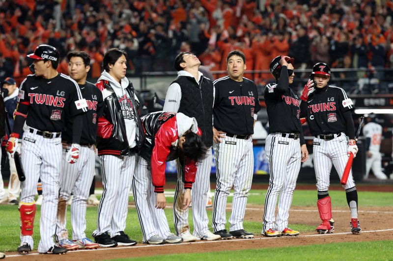[대전=뉴시스] 조성우 기자 = 29일 대전 중구 한화생명볼파크에서 열린 2025 KBO 한국시리즈 3차전 LG 트윈스와 한화 이글스의 경기, LG 선수들이 한화에 3-7로 패한 뒤 그라운드에서 인사하고 있다. 2025.10.29. xconfind@newsis.com