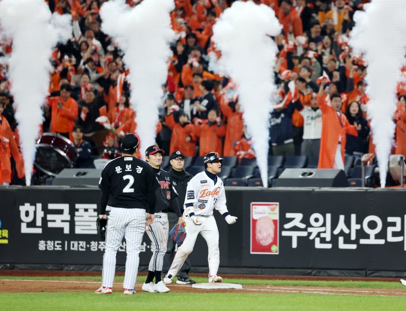[대전=뉴시스] 조성우 기자 = 29일 대전 중구 한화생명볼파크에서 열린 2025 KBO 한국시리즈 3차전 LG 트윈스와 한화 이글스의 경기, 한회 8회말 공격 2사 주자 2, 3루서 최재훈이 2타점 적시타를 때린 뒤 환호하고 있다. 2025.10.29. xconfind@newsis.com