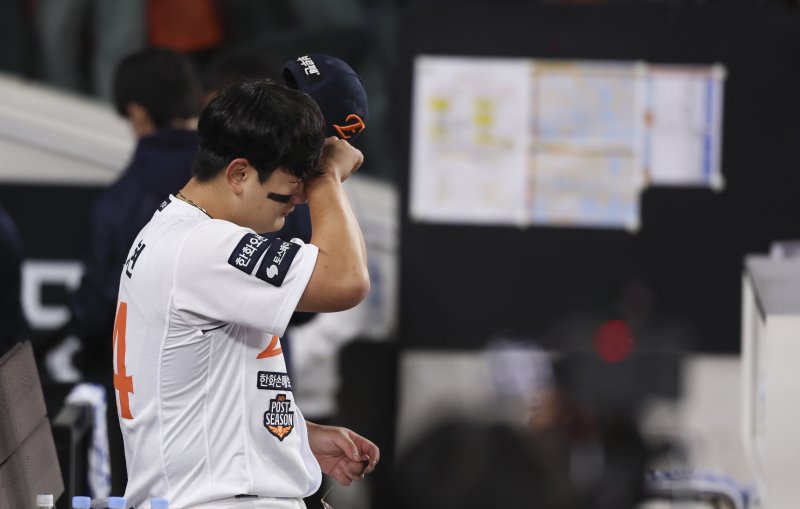 [대전=뉴시스] 김근수 기자 = 29일 대전 중구 한화생명볼파크에서 열린 2025 KBO 한국시리즈 3차전 LG 트윈스와 한화 이글스의 경기에서 한화이글스가 7-3으로 승리를 거뒀다. 한화 투수 김서현이 눈물을 흘리고 있다. 2025.10.29. ks@newsis.com