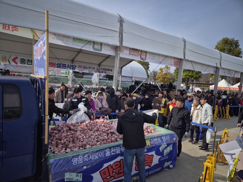 강원도 홍천의 대표 축제인 제23회 홍천 인삼한우 명품축제와 제10회 홍천사과축제가 30일 동시에 개막됐다. 홍천군 제공