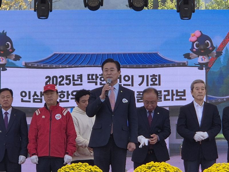 강원도 홍천의 대표 축제인 제23회 홍천 인삼한우 명품축제와 제10회 홍천사과축제 개막식이 30일 토리숲 일원에서 열린 가운데 신영재 홍천군수가 인사말을 하고 있다. 홍천군 제공
