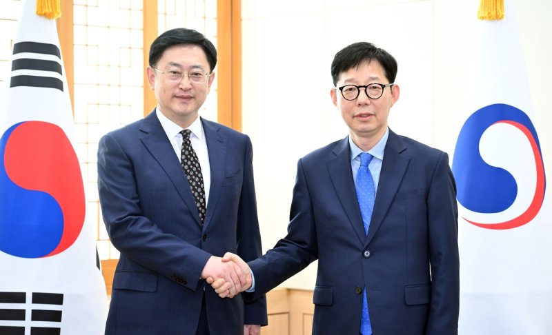 박윤주(오른쪽) 외교차관과 산이 랴오닝성 부성장 (출처=연합뉴스)