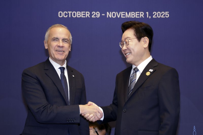 이재명 대통령과 마크 카니 캐나다 총리가 30일 경북 경주시 한 호텔에서 한-캐나다 정상회담 기념촬영을 하고 있다. 뉴시스