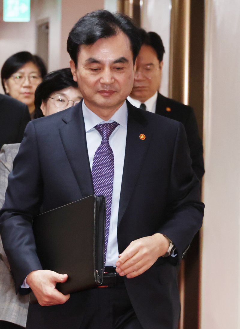 [서울=뉴시스] 김명원 기자 = 안규백 국방부 장관이 28일 오전 서울 종로구 정부서울청사에서 열린 국무회의에 참석하고 있다. 2025.10.28. kmx1105@newsis.com