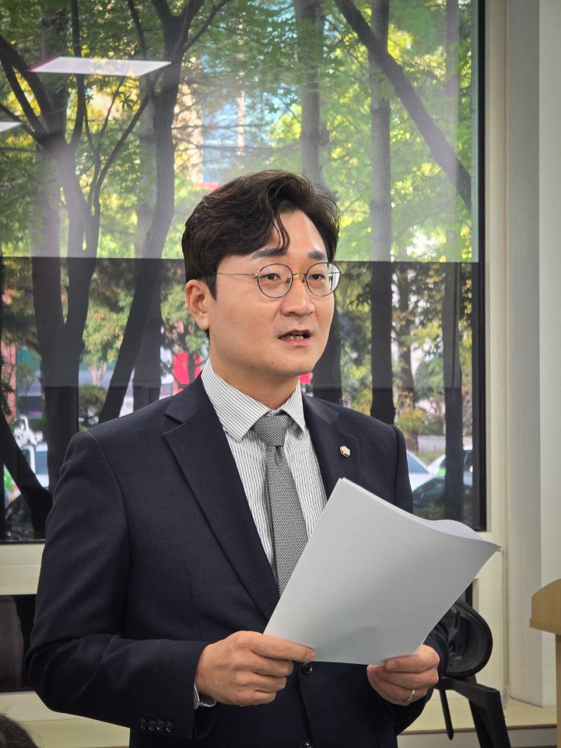 장철민 의원이 30일 대전시의회 기자실에서 유등교 가설교량의 비KS 복공판 사용과 관련한 기자회견을 하고 있다. (의원실 제공) / 뉴스1