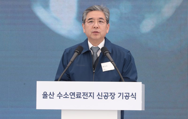 장재훈 현대자동차 부회장이 30일 울산시 북구 현대차 울산공장에서 열린 울산 수소연료전지 신공장 기공식에 참석해 인사말을 하고 있다. /사진=뉴스1화상