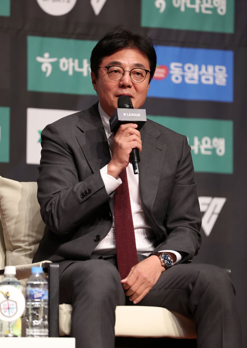 [서울=뉴시스] 김선웅 기자 = 대전하나시티즌 황선홍 감독이 지난 22일 서울 마포구 누리꿈스퀘어에서 열린 하나은행 K리그1 2025 파이널라운드 미디어데이에서 인사말을 하고 있다. 2025.10.22. mangusta@newsis.com