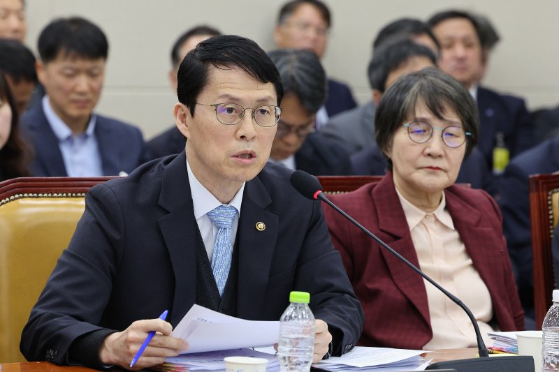 최원호 원자력안전위원장이 30일 서울 여의도 국회 과학기술정보방송통신위원회에서 열린 국정감사 종합감사에서 의원 질의에 답변하고 있다. 2025.10.30/뉴스1 ⓒ News1 신웅수 기자