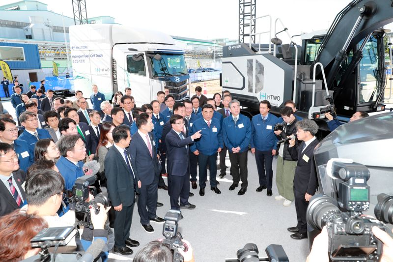 30일 열린 현대자동차의 울산 수소연료전지 공장 기공식에서 수소연료전지를 이용하는 차량 등을 둘러보고 있는 참석자들. 수소연료전지는 수소전기차 ‘디 올 뉴 넥쏘’와 수소트럭, 수소굴착기, 수소선박, 수소트랙터, 수소지게차 등에 활용된다. 울산시 제공