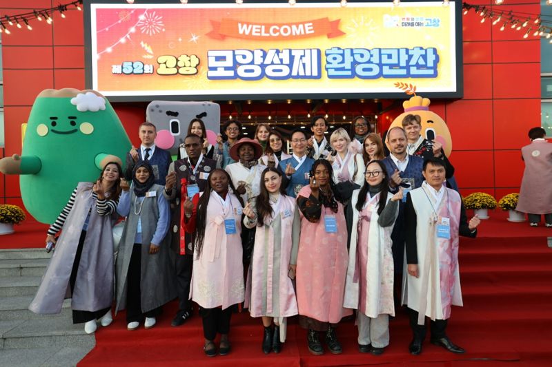 전북 고창 모양성제에 참가한 외국인 인플루언서들이 기념촬영 했다. 고창군 제공