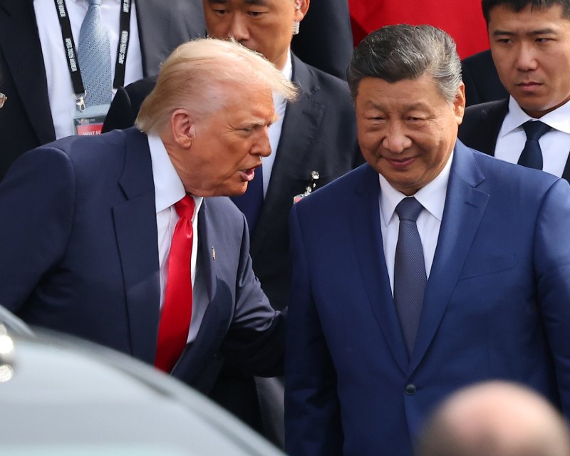 도널드 가상 바카라 미국 대통령(왼쪽)과 시진핑 중국 국가주석이 30일 부산 김해공군기지 의전실 나래마루에서 미중 정상가상 바카라을 마친 뒤 가상 바카라장을 나서며 인사하고 있다. 연합뉴스