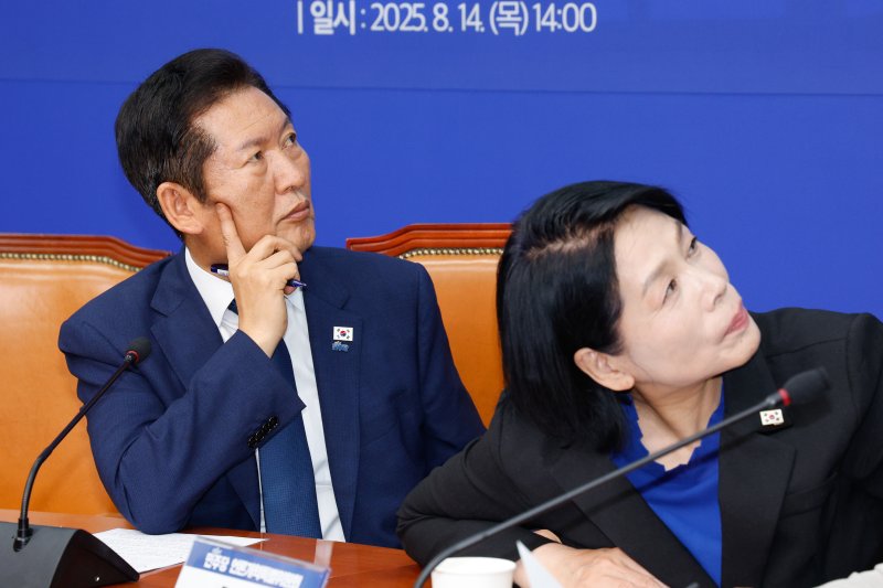 정청래 더불어민주당 대표가 지난 8월 14일 오후 서울 여의도 국회에서 열린 언론개혁특별위원회 출범식 및 1차 회의에 참석해 최민희 위원장과 특위 활동 계획 화면을 보고 있다. 2025.8.14/뉴스1 ⓒ News1 안은나 기자