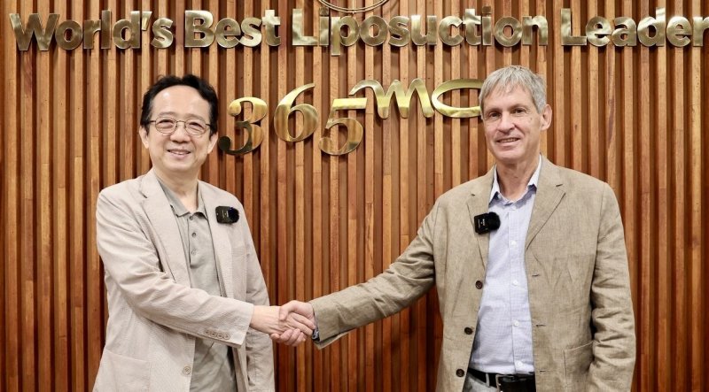 김남철 365mc 대표이사와 알론 블루멘펠드 라지엘 테라퓨틱스 대표가 기념 촬영을 하고 있다.(365mc 제공)