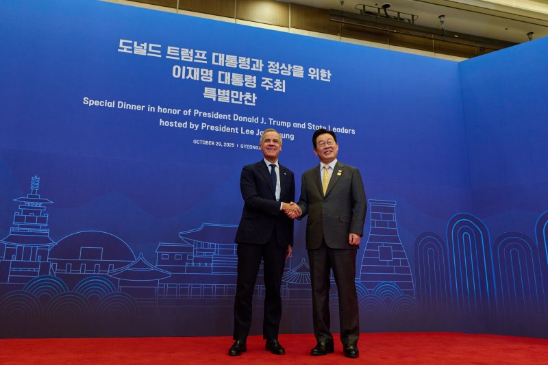 이재명 대통령이 29일 경북 경주 힐튼호텔 그랜드볼룸에서 열린 대통령 주최 정상 특별만찬에서 마크 카니 캐나다 총리를 영접하고 있다. (대통령실 제공. 재판매 및 DB 금지) 2025.10.29/뉴스1 ⓒ News1 허경 기자