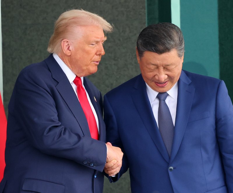 도널드 트럼프 미국 대통령(왼쪽)과 시진핑 중국 국가주석이 30일 부산 김해공군기지 의전실 나래마루에서 미중 정상회담을 마친 뒤 회담장을 나서며 악수하고 있다.연합뉴스