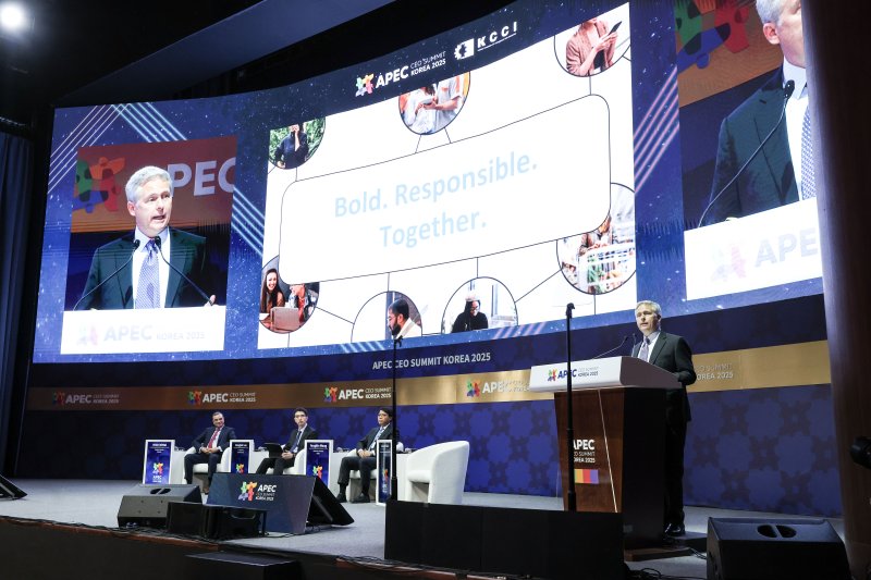 시몬 칸 구글 아태지역 최고마케팅책임자(CMO)가 30일 경북 경주시 경주예술의전당에서 열린 아시아태평양경제협력체(APEC) 정상회의 최고 경영자(CEO) 서밋(Summit)에서 '지속 가능한 혁신을 위한 차세대 AI로드맵'을 주제로 발표하고 있다. 연합뉴스