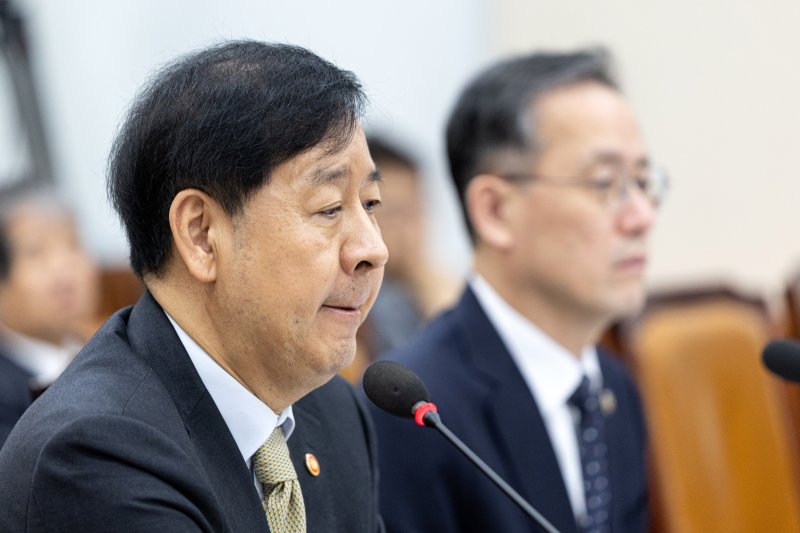 구윤철 경제부총리 겸 기획재바카라사이트 소닉 장관이 30일 서울 여의도 국회에서 열린 기획재정위원회 기획재바카라사이트 소닉 등에 대한 국정감사에 출석해 의원 질의를 듣고 있다. 뉴스1