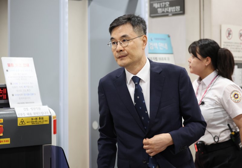 [서울=뉴시스] 김진아 기자 = 고(故) 이예람 중사 사망 사건 수사에 불법 개입한 혐의로 기소된 전익수 전 공군본부 법무실장이 지난해 8월 서울 서초구 서울고등법원에서 열린 항소심 선고기일에서 무죄를 선고받은 후 법정을 나서고 있다. 2024.08.29. bluesoda@newsis.com