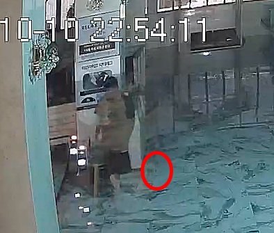 [제천=뉴시스] B씨 바지 쪽에서 인분이 떨어지는 CCTV 영상 장면 (사진= 독자 제공) 2025.10.28. photo@newsis.com *재판매 및 DB 금지