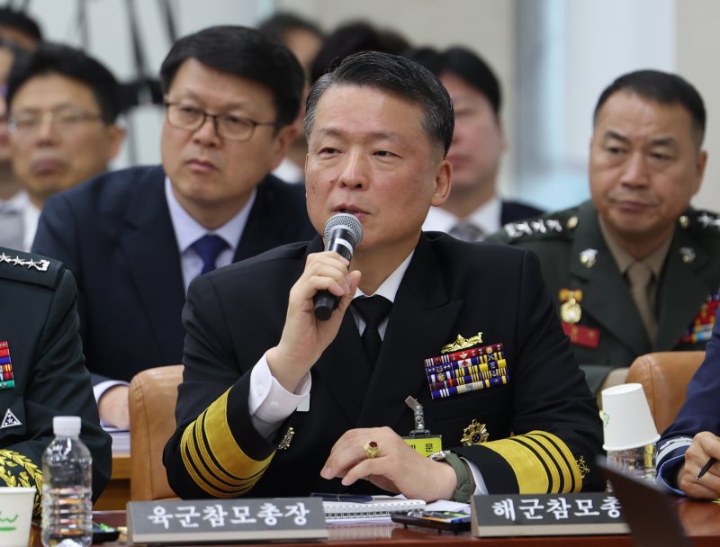 강동길 해군참모총장이 30일 오전 서울 여의도 국회 국방위원회에서 열린 국방부에 대한 종합감사에서 답변하고 있다. 뉴시스