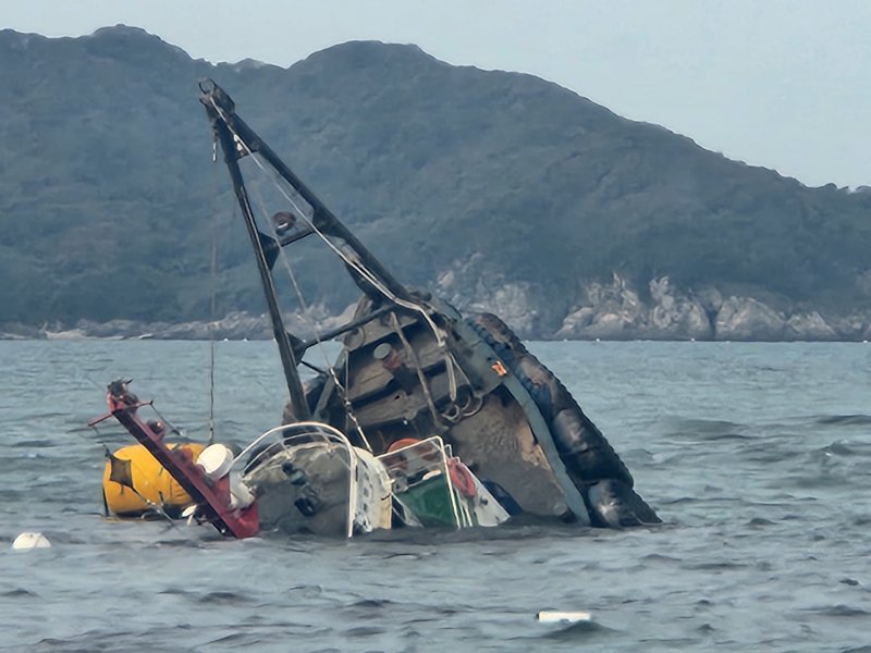침몰 중인 예인선 모습. (태안해경 제공, 재판매 및 DB금지) / 뉴스1