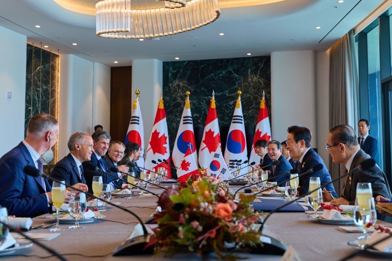 이재명 대통령과 마크 카니 캐나다 총리가 지난해 10월 30일 경북 경주시 한 호텔에서 한-캐나다 정상회담을 하고 있다. 청와대 제공