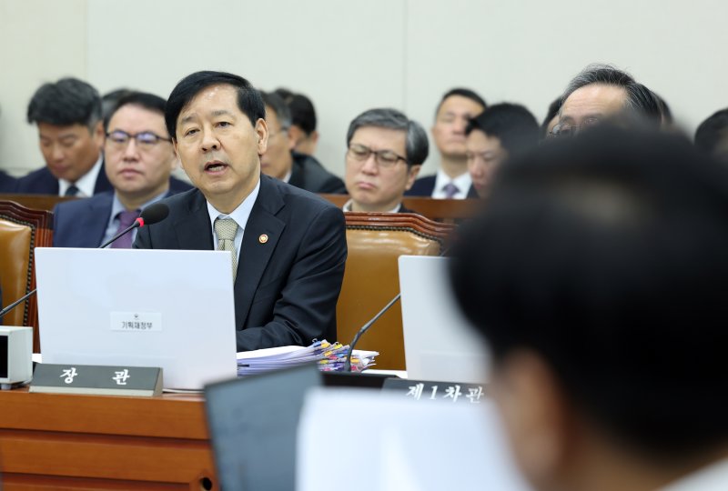 [서울=뉴시스] 고승민 기자 = 구윤철 경제부총리 겸 기획재정부 장관이 30일 서울 여의도 국회에서 열린 기획재정위원회의 기획재정부 등 종합감사에서 의원 질의에 답하고 있다. 2025.10.30. kkssmm99@newsis.com