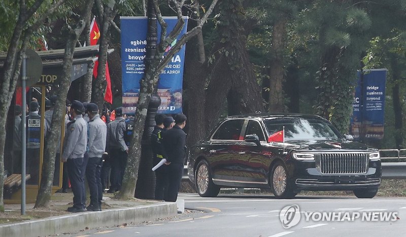 경주 숙소에 도착하는 시진핑 주석이 탄 차량 행렬 (출처=연합뉴스)