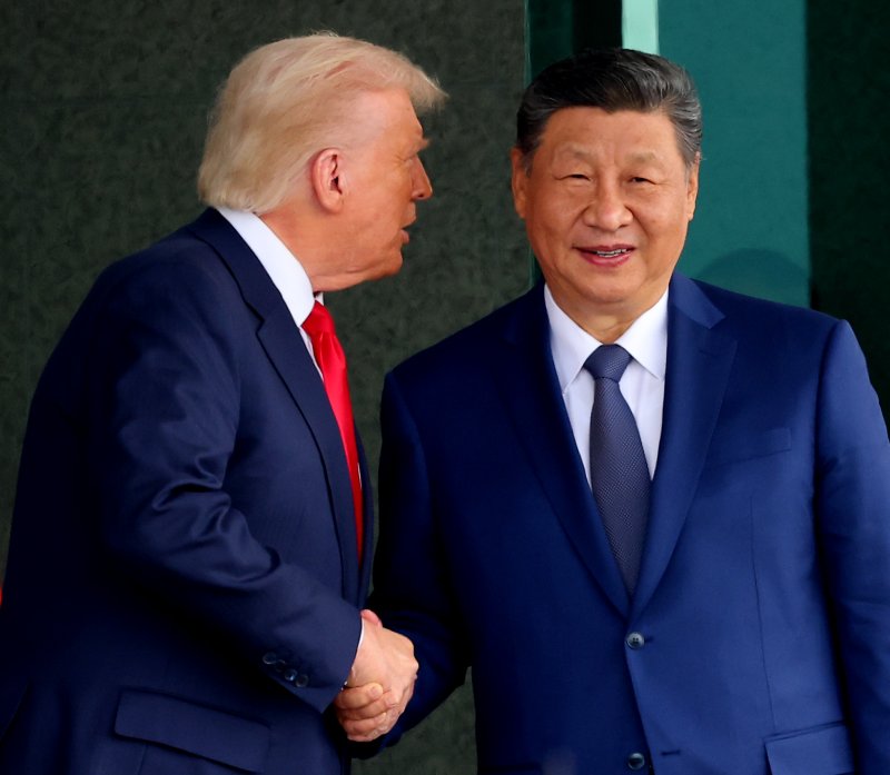 도널드 트럼프 미국 대통령(왼쪽)과 시진핑 중국 국가주석이 30일 부산 김해공군기지 의전실 나래마루에서 미중 정상회담을 마친 뒤 회담장을 나서며 대화하고 있다.연합뉴스