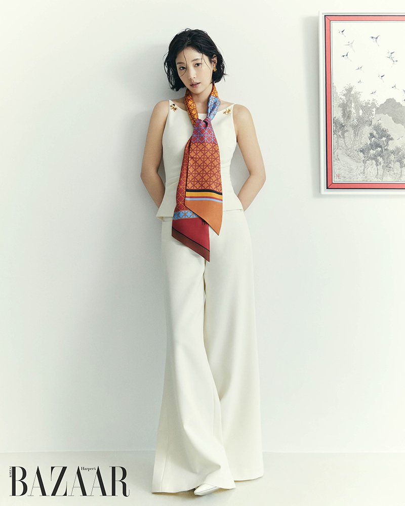 [서울=뉴시스] 패션 매거진 '하퍼스 바자' 코리아가 배우 기은세와 함께한 가을 화보를 공개했다. (사진=하퍼스 바자 코리아 Harper’s BAZAAR 제공) 2025.10.29. photo@newsis.com *재판매 및 DB 금지