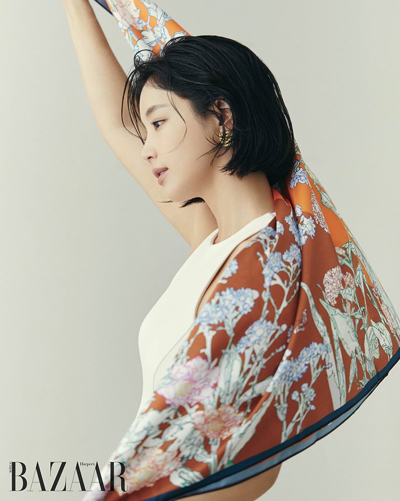 [서울=뉴시스] 패션 매거진 '하퍼스 바자' 코리아가 배우 기은세와 함께한 가을 화보를 공개했다. (사진=하퍼스 바자 코리아 Harper’s BAZAAR 제공) 2025.10.29. photo@newsis.com *재판매 및 DB 금지