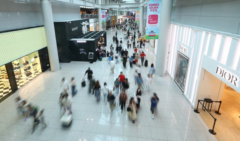 [인천공항=뉴시스] 황준선 기자 = 17일 인천국제공항 제1터미널 면세구역의 모습.인천국제공항 임대료를 두고 중국 관광객 감소와 소비자 구매패턴 변화 등으로 인한 적자로 임대료 인하를 요구한 면세점 업계에 대해 인천공항공사는 수용 불가 입장을 밝혀 면세점 측은 사업 철수까지 고려하는 등 갈등이 깊어지고 있다. 2025.08.17. hwang@newsis.com