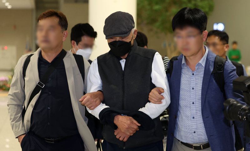 [인천공항=뉴시스] 김선웅 기자 = 해외도피로 조세포탈 재판에 불출석한 대주그룹 허재호 전 회장이 강제 구인 절차로 송환돼 27일 인천국제공항을 통해 귀국, 압송되고 있다. 2025.05.27. mangusta@newsis.com
