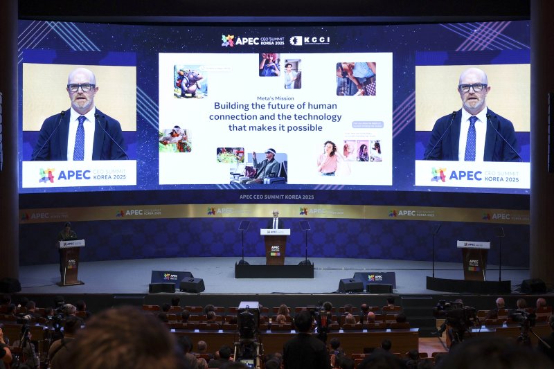 사이먼 밀너 메타 아태 공공정책 부사장이 29일 경북 경주 예술의전당에서 열린 '2025 아시아태평양경제협력체 최고경영자 서밋(APEC CEO SUMMIT)'에서 주제발표 하고 있다.(공동취재) 2025.10.29/뉴스1 ⓒ News1 김민지 기자